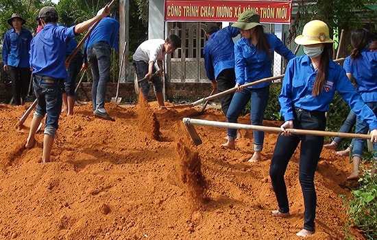 Đoàn viên thanh niên Phú Ninh tham gia làm đường giao thông liên thôn. Ảnh: X.NGHĨA