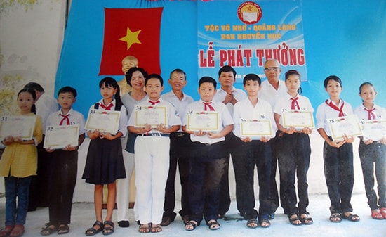 Tộc Võ Như khen thưởng con cháu đạt thành tích xuất sắc trong học tập. 