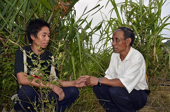 “Vua” đẳng sâm Bhling Bríu truyền kinh nghiệm trồng và chăm sóc đẳng sâm cho người dân trong xã. Ảnh: XUÂN KHÁNH