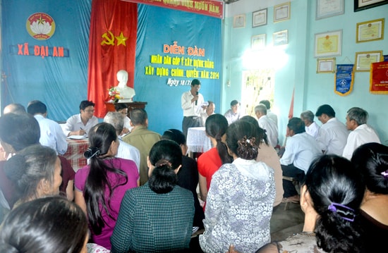 Nhân dân thôn Hóa Phú (xã Đại An - Đại Lộc) tham gia diễn đàn “Nhân dân góp ý xây dựng Đảng, xây dựng chính quyền”.  Ảnh: HÀN GIANG