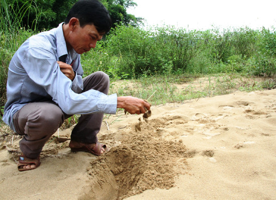Người dân cho rằng thủy điện lắp đặt van lật khiến đất bị cát bồi lấp, không thể sản xuất.