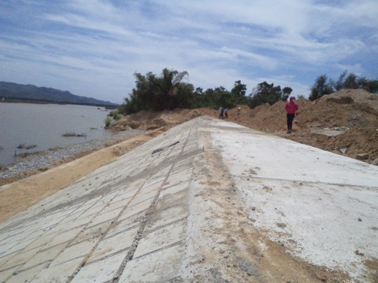 Công trình kè sông Vu Gia khu vực thôn Mỹ Hảo (Đại Phong) hoàn hoàn thành vượt tiến độ 3 tháng.  Ảnh: N.Duy