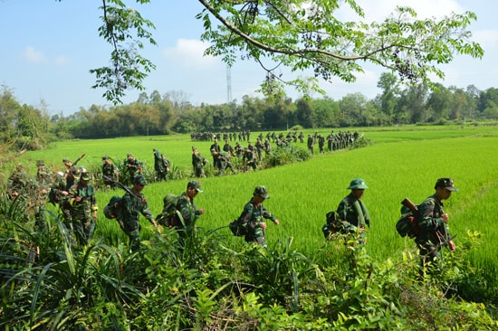 Hành quân ra khu sơ tán trong diễn tập chỉ huy cơ quan năm 2015. Ảnh: TUẤN ANH 