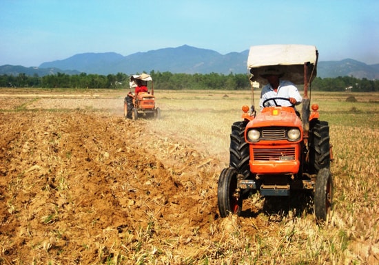 Cơ giới hóa sản xuất đã giúp nông dân giải phóng sức lao động.Ảnh: N.DƯƠNG