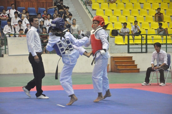 Hầu hết khán giả trên khán đài giải Taekwondo tỉnh Quảng Nam là những VĐV chờ đến lượt thi đấu.Ảnh: T.T.VY