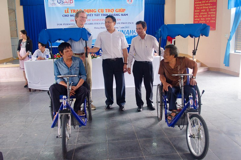 Đại diện USAID trao xe lăn cho người tàn tật tại Quảng Nam