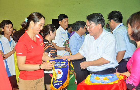 Phó Chủ tịch Liên đoàn Cầu lông Việt Nam Lê Tấn Đạt Tặng cờ lưu niệm cho các câu lạc bộ tham gia giải