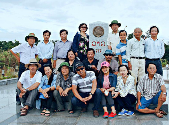 Đoàn chi hội văn học (Hội VHNT tỉnh ) tại cột mốc 717 cửa khẩu Nam Giang.                Ảnh: LÊ TRÂM
