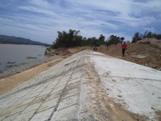 Công trình kè sông Vu Gia khu vực thôn Mỹ Hảo (Đại Phong) hoàn thành vượt tiến độ 3 tháng. Ảnh: Nhật Duy