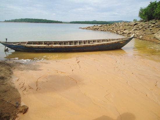 Bùn đất, chất thải khai thác vàng đổ trực tiếp ra hồ Phú Ninh.