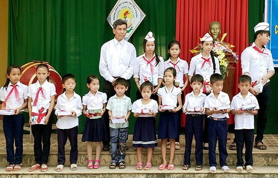 Ông Nguyễn Thanh Bình trao quà cho các em học sinh giỏi có hoàn cảnh khó khăn.Ảnh: N.HƯNG