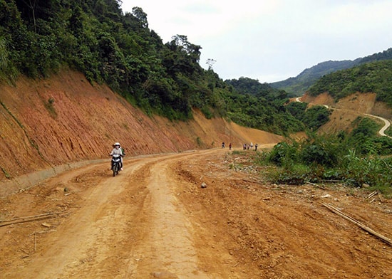 Giai đoạn 2016 - 2020, theo mục tiêu Nghị quyết HĐND tỉnh, toàn tỉnh kiên cố hóa 571km đường giao thông nông thôn.  Trong ảnh: Đường lên huyện Tây Giang. Ảnh: Châu Nữ