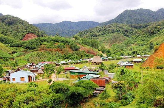 Diện mạo làng mới Anoonh của xã nông thôn mới A Nông. Ảnh: PHƯƠNG GIANG