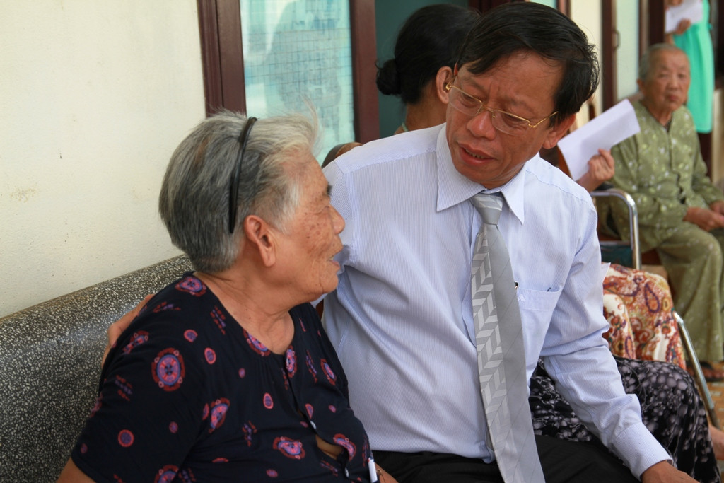 Bí thư Tỉnh ủy Lê Văn Thanh thăm hỏi các bà, các mẹ đang được nuôi dưỡng tại Trung tâm Nuôi dưỡng - Điều dưỡng người có công tỉnh. 