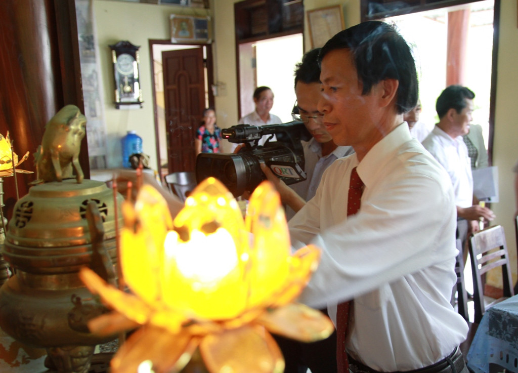 Ông Huỳnh Tấn Triều- Giám đốc Sở LĐ-TB&XH tỉnh viếng hương tại nhà Liệt sĩ Nguyễn Văn Trỗi (Thị xã Điện Bàn)