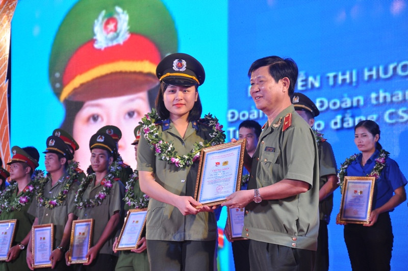 Thiếu tướng Nguyễn Văn Sơn – Phó Tổng Cục trưởng Tổng Cục Chính trị CAND trao tặng giấy chứng nhận cho các thanh niên tiên tiến. Ảnh: VINH ANH