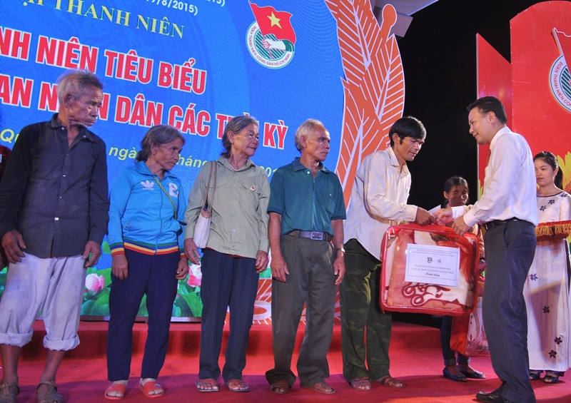 Phó Chủ tịch UBND tỉnh Lê Văn Thanh tặng quà cho các hộ gia đình chính sách, hộ nghèo. Ảnh: VINH ANH