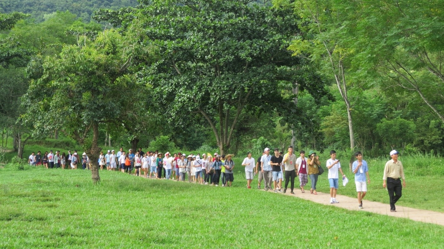 Đoàn đang tham quan Mỹ Sơn