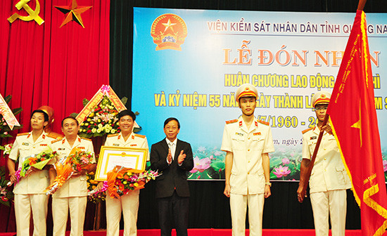 Thừa ủy quyền của Chủ tịch nước, Bí thư Tỉnh ủy Lê Phước Thanh trao tặng Huân chương Lao động hạng Nhì cho Viện Kiểm sát nhân dân tỉnh.