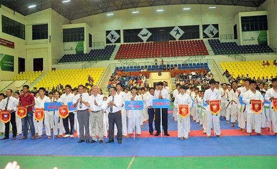 Lãnh đạo Sở VH-TT&DL và Hội Karatedo Quảng Nam tặng cờ lưu niệm và hoa động viên các vận động viên thi đấu.