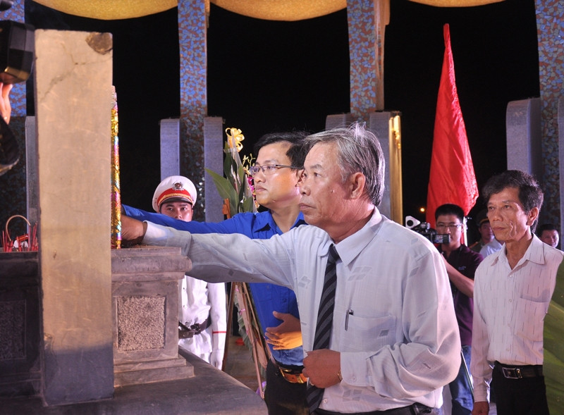 Đại diện các ban ngành và tuổi trẻ Quảng Nam viếng hương tại Đài tưởng niệm liệt sĩ. Ảnh: VINH ANH