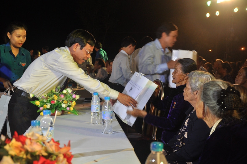 Phó Chủ tịch UBND tỉnh Nguyễn Chín tặng quà cho các Mẹ Việt Nam anh hùng. Ảnh: VINH ANH