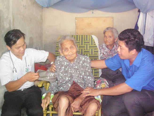 Khám bệnh cho mẹ Nguyễn Thị Luận (96 tuổi, thôn An Hòa, xã Tam An, Phú Ninh).