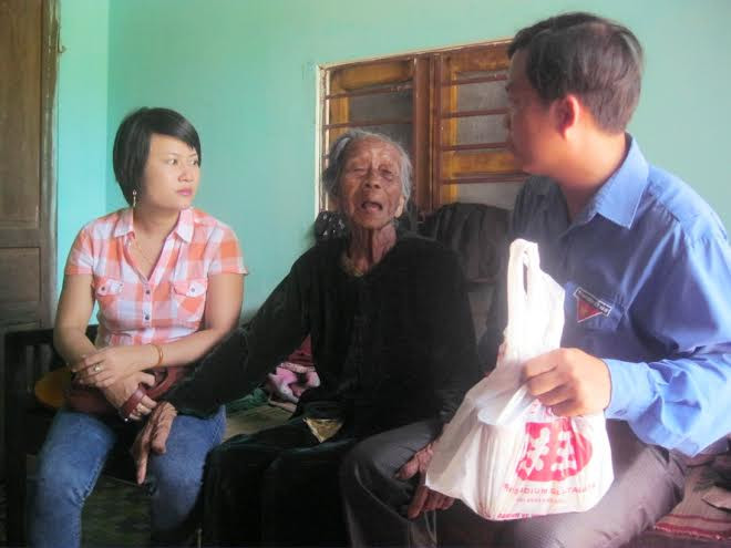 Thăm hỏi sức khỏe mẹ Nguyễn Thị Thặng (95 tuổi, xã Tam An).