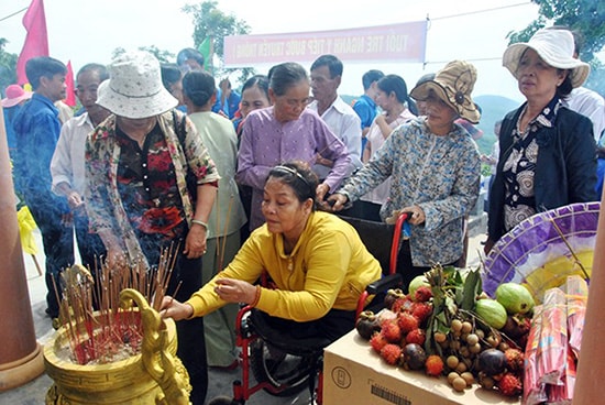 Y - bác sĩ Bệnh xá Bắc Tam Kỳ năm xưa viếng hương tưởng nhớ đồng đội đã hy sinh.