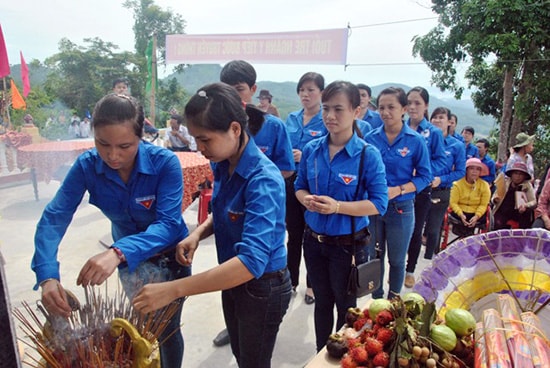 Tuổi trẻ ngành y tế Phú Ninh tham gia hoạt động về nguồn, hứa phấn đấu tiếp nối truyền thống của cha ông đi trước. Ảnh: ĐIỆN NGỌC