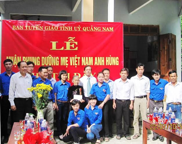 Ban Tuyên giáo Tỉnh ủy nhận phụng dưỡng mẹ Việt Nam anh hùng Hồ Thị Đây 