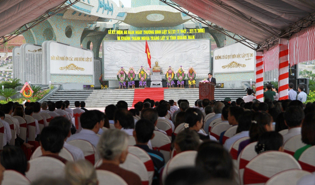 Quang cảnh lễ kỷ niệm 68 năm ngày thương binh liệt sỹ và khánh thành Nghĩa trang liệt sỹ tỉnh