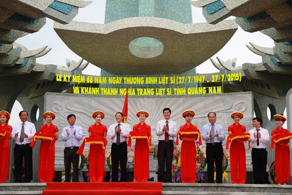 Các đại biểu cắt băng khánh thành Nghĩa trang liệt sỹ tỉnh Quảng Nam. Đây là công trình chào mừng Đại hội Đảng bộ tỉnh lần thứ XXI