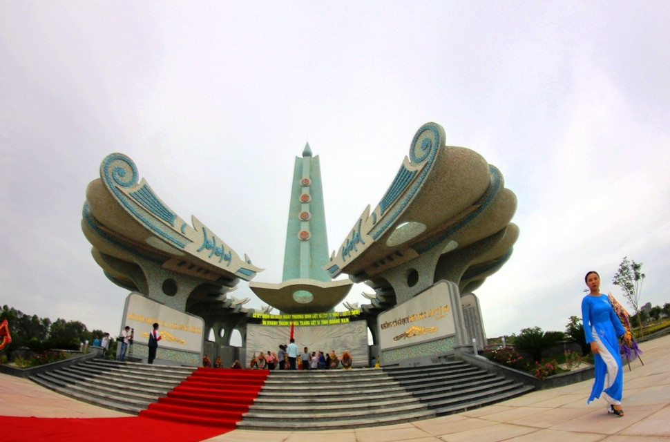 Đài tưởng niệm được xây dựng theo phác thảo của Nhà điêu khắc Phạm Văn Hạng với chủ đề “Đất mẹ nở hoa”