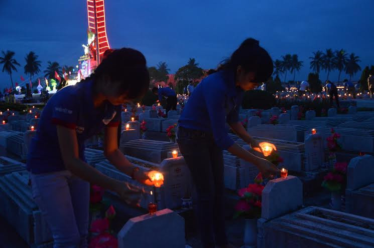Đoàn viên thanh niên thắp nến tri ân các anh hùng liệt sỹ tại nghĩa trang liệt sĩ thị xã Điện Bàn.