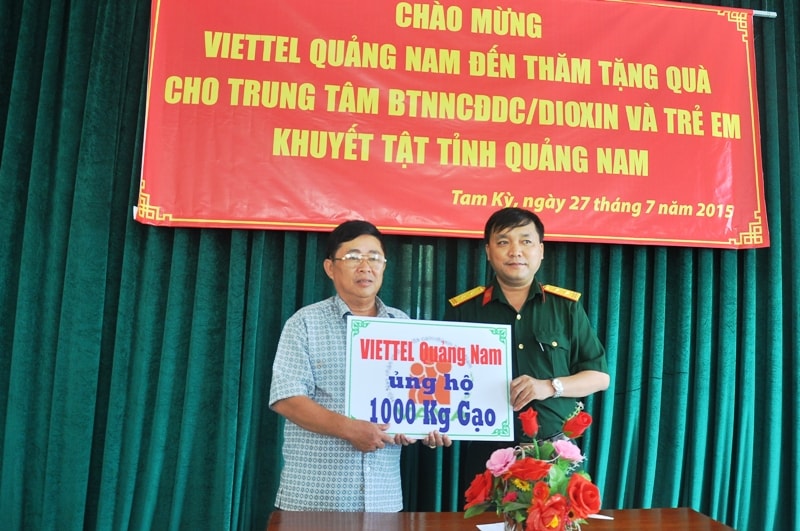 Ông Trịnh Quốc Dũng – Phó giám đốc Chi nhánh Viettel Quảng Nam trao biểu trưng 1.000kg gạo cho đại diện trung tâm. Ảnh: VINH ANH