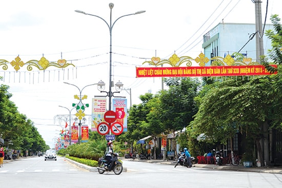 Giao thông nội thị khu vực trung tâm thị xã Điện Bàn được mở rộng khang trang. Ảnh: CÔNG TÚ