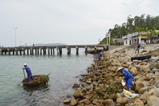 Khách đông, lượng rác nhiều nên Phòng TN-MT phải huy động người dân, thanh niên đi vớt rác ven biển.Ảnh: T.QUÂN