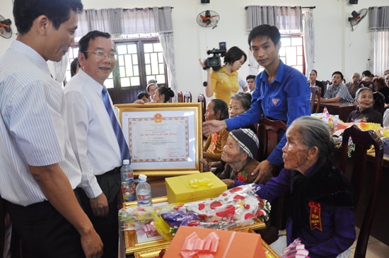 Lãnh đạo Phú Ninh thăm hỏi chúc mừng Bà mẹ VNAH.