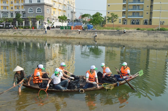 Các nhân viên của khách sạn Hoàng gia Hội An tổ chức vớt rác trên sông Hoài.