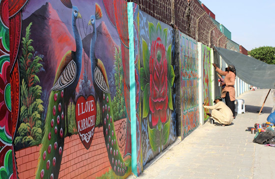 Nghệ thuật đường phố đang hiện hữu rất sôi nổi tại Karachi.  ảnh: dawnm