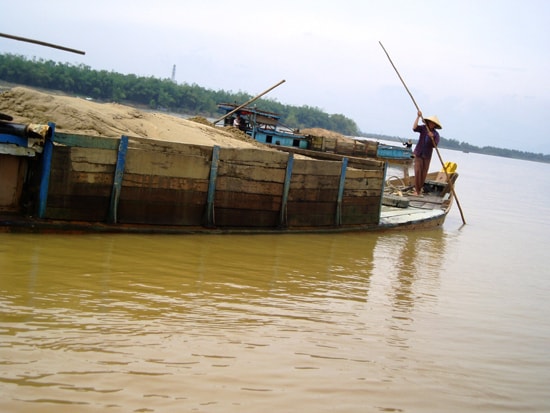 Chất lượng nguồn nước sông Thu Bồn giảm sút do nạn “sa tặc” và khai thác khoáng sản bừa bãi. Ảnh: H.PHÚC