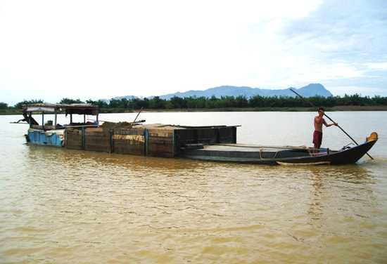 Trên nhiều đoạn sông qua xã Bình Triều, thường xuyên xuất hiện phương tiện vận chuyển cát trái phép. Ảnh: N.Q.V