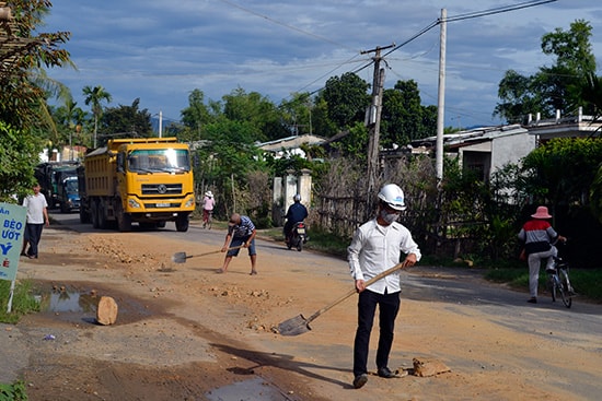 Xe tải phục vụ thi công đường cao tốc làm rơi đất đá tràn lan xuống mặt đường ĐT609. Ảnh: K.K 