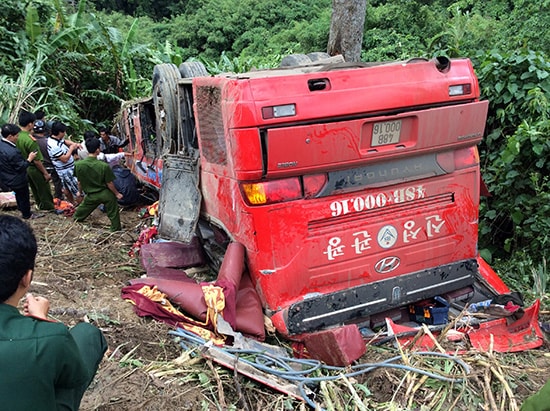 Vụ tai nạn xảy tại km1409+100, đường Hồ Chí Minh thuộc địa phận Phước Sơn khiến 1 người chết, 34 người bị thương.Ảnh: CÔNG TÚ