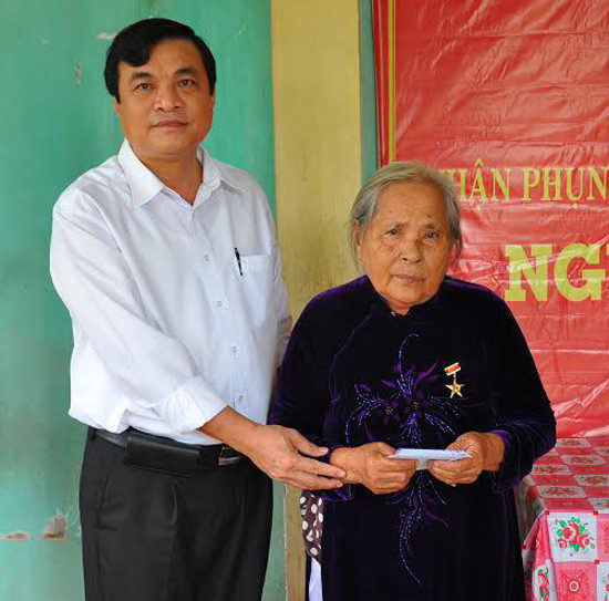 Trưởng ban Nội chính Tỉnh ủy Phan Việt Cường tặng quà cho mẹ Việt Nam anh hùng Nguyễn Thị Mỳ.
