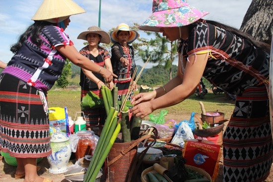 Four sisters in the small traders club in Agrong hamlet, A Tieng commune. Photo: Bhoriu Quan