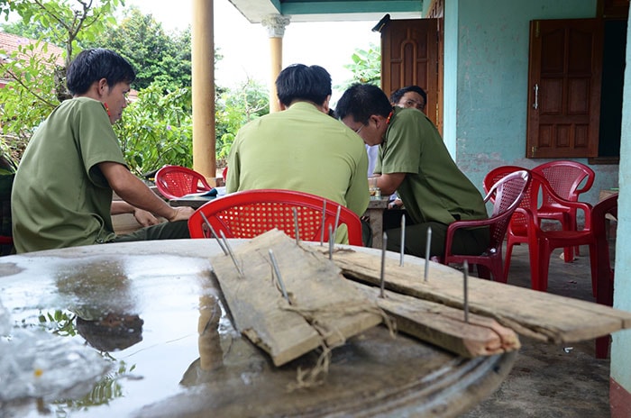  Tang vật chứng bàn chông lởm chởm đinh sắt được cơ quan chức năng thu giữ.