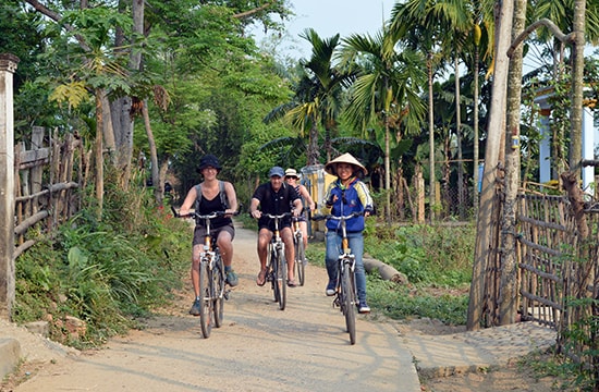 Khách đến tham quan Trà Nhiêu nhiều nhưng người dân ở đây hầu như không thu được gì.Ảnh: VĨNH LỘC