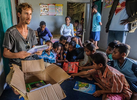 Petr Hindrich cùng những đứa trẻ rất thích thú với những quyển sách “xanh”.Ảnh: Green-books